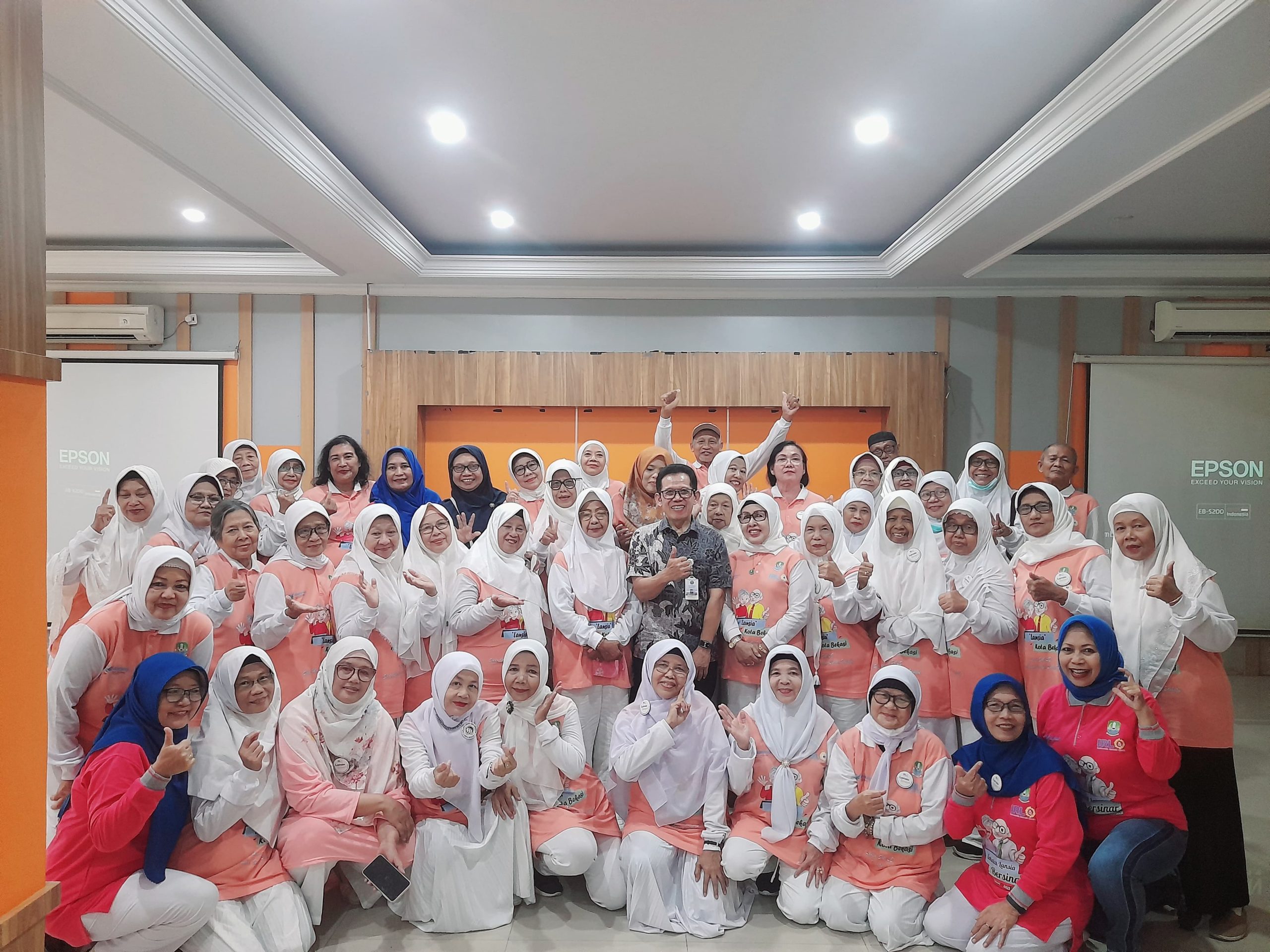 UNISMA Bekasi dan Sekolah Lansia Gelar Edukasi Peduli Lingkungan di Gedung KONI Kota Bekasi (1)