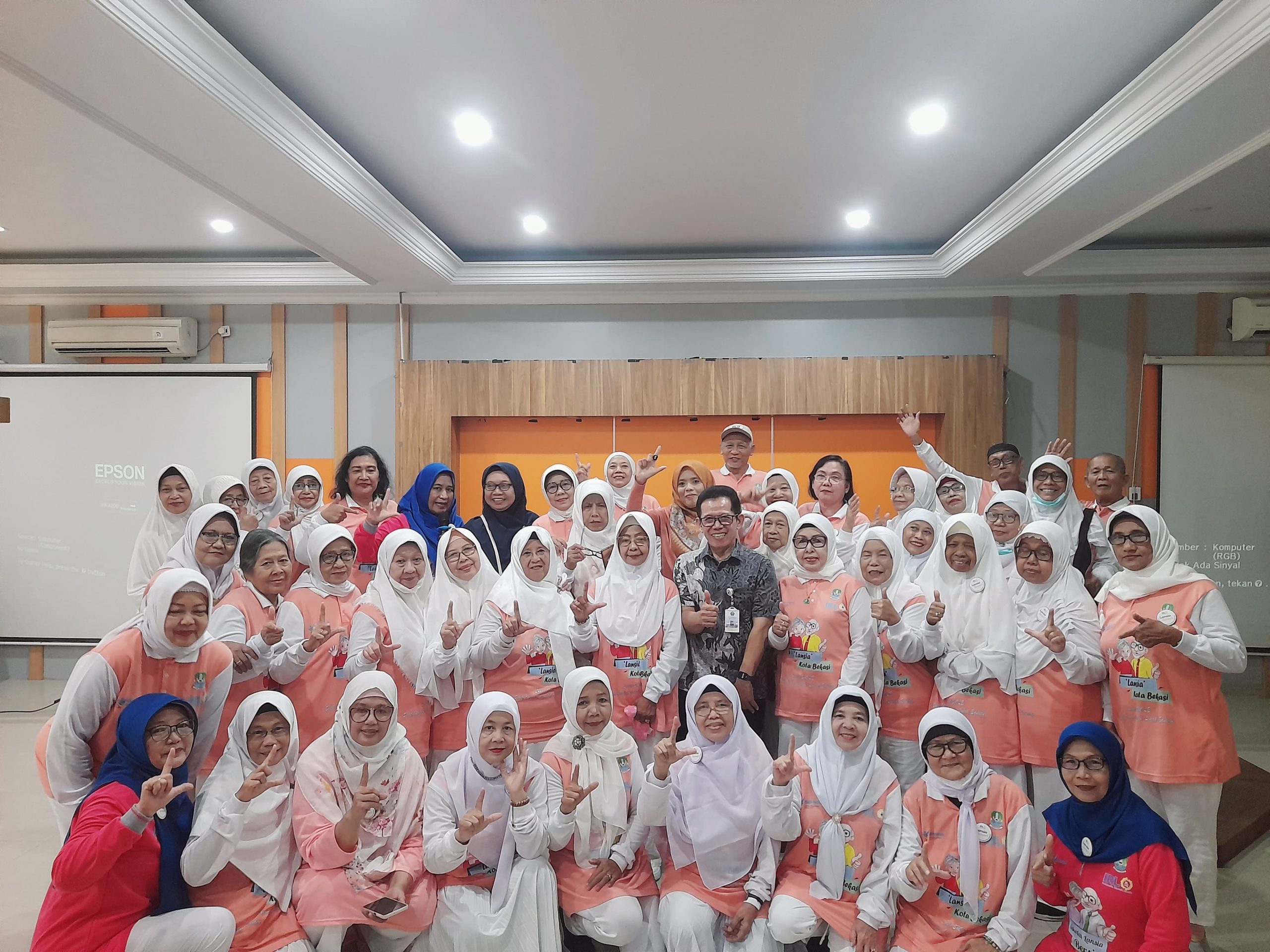 UNISMA Bekasi dan Sekolah Lansia Gelar Edukasi Peduli Lingkungan di Gedung KONI Kota Bekasi (2)