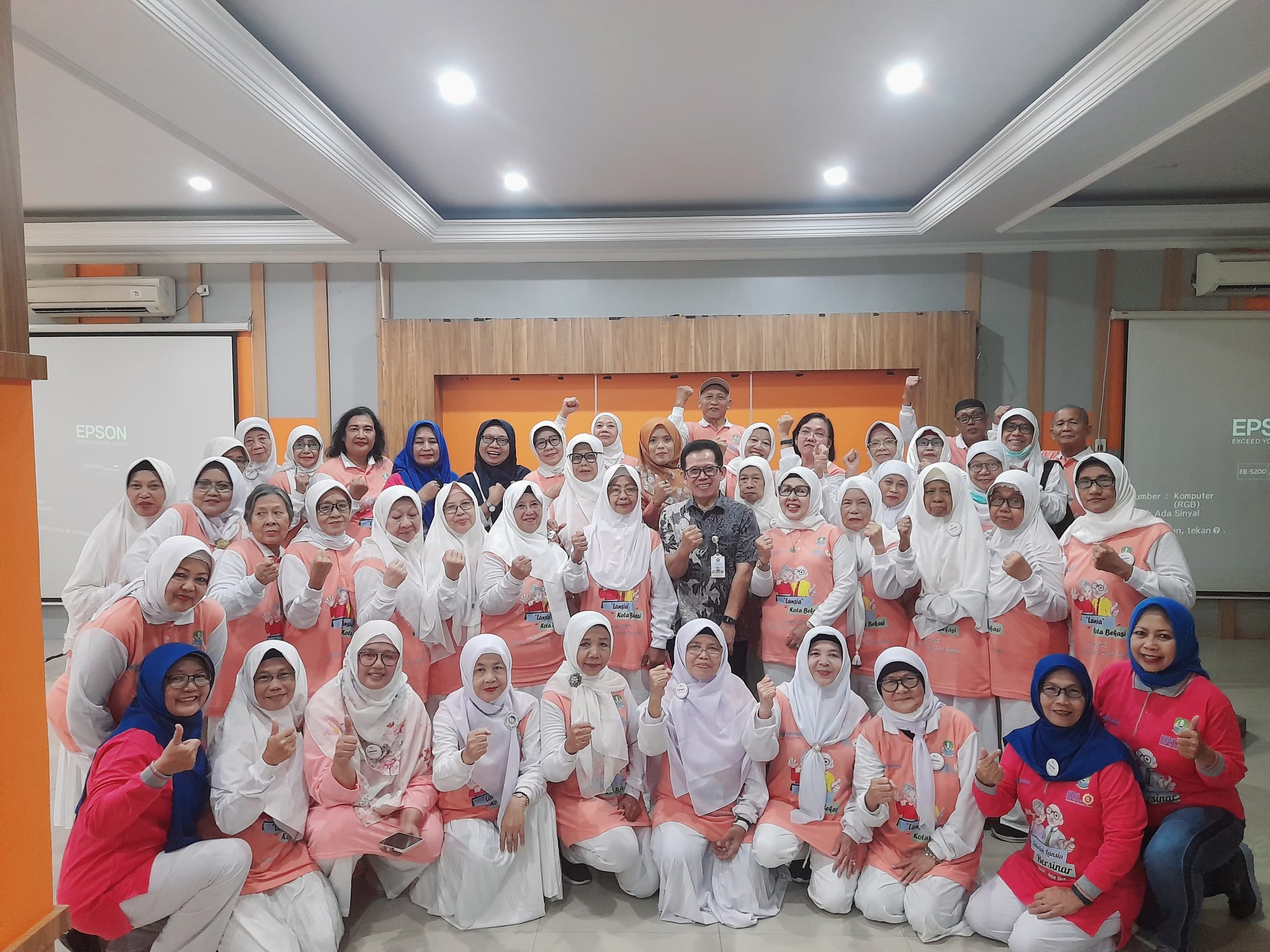 UNISMA Bekasi dan Sekolah Lansia Gelar Edukasi Peduli Lingkungan di Gedung KONI Kota Bekasi (3)