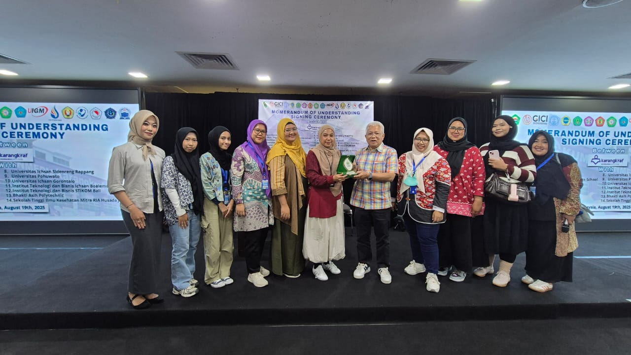 Penyerahan-Plakat-UNISMA-Bekasi-dengan-CEO-Karangkraf
