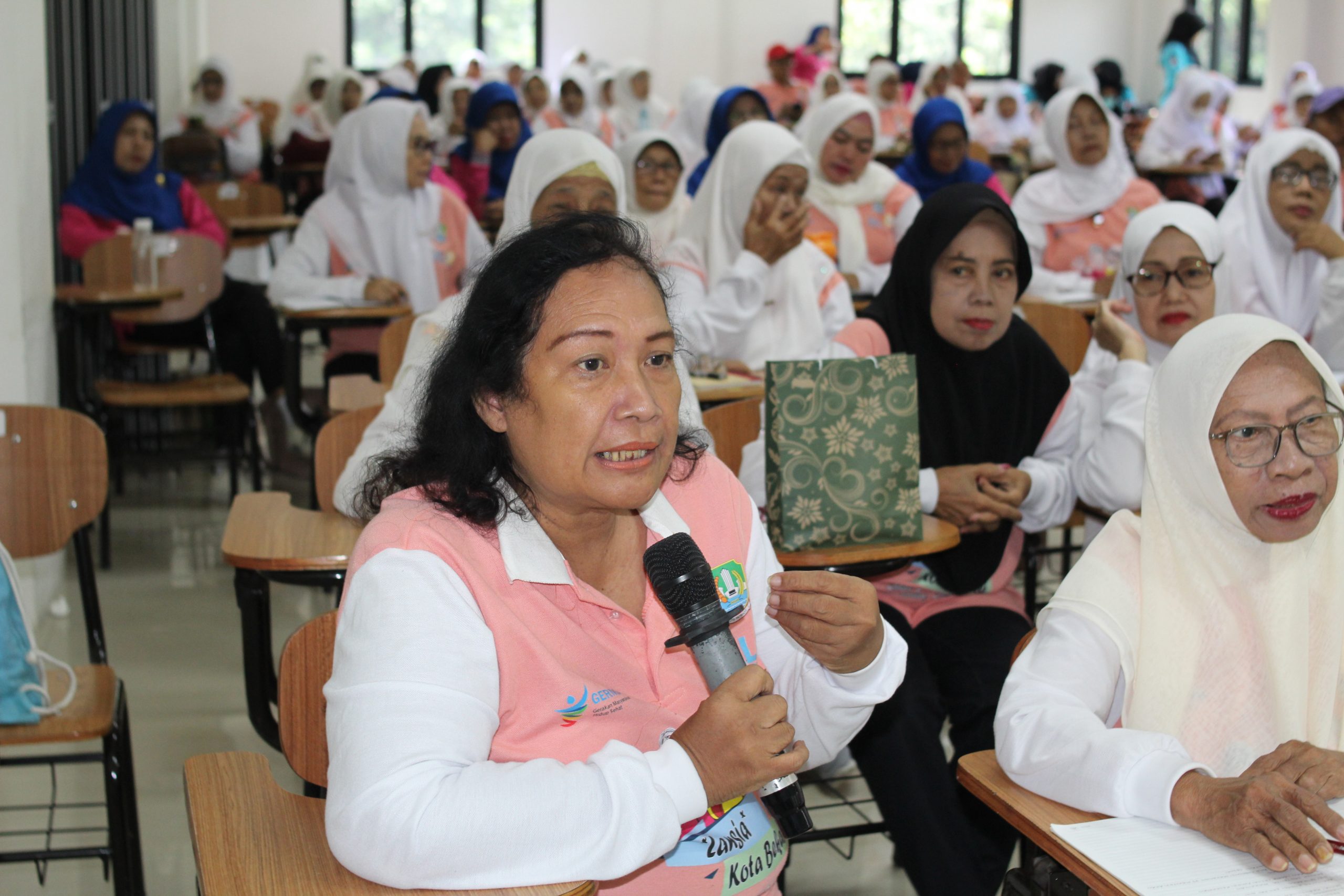 Sekolah-Lansia-BERSINAR-Kota-Bekasi-bersama-UPTD-Pengendalian-Penduduk-Kec.-Bekasi-Selatan-Gelar-Edukasi-Makanan-Bergizi-Kesehatan-Lansia-di-kampus-UNISMA-Bekasi-10-scaled