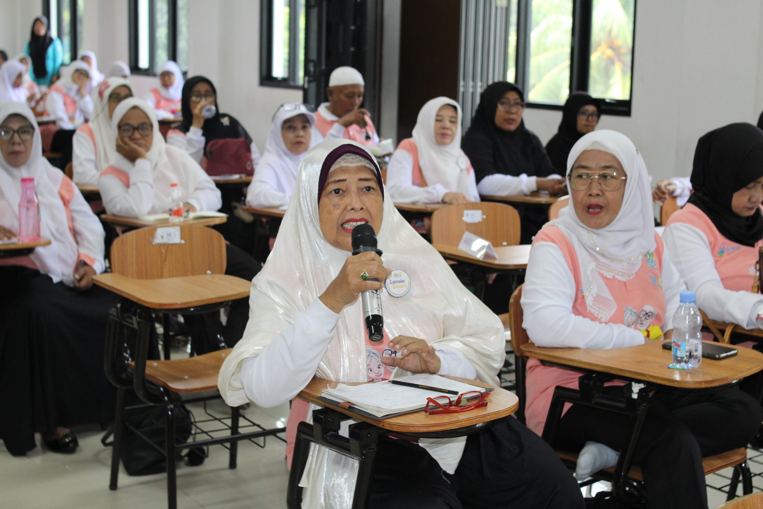 Sekolah-Lansia-BERSINAR-Kota-Bekasi-bersama-UPTD-Pengendalian-Penduduk-Kec.-Bekasi-Selatan-Gelar-Edukasi-Makanan-Bergizi-Kesehatan-Lansia-di-kampus-UNISMA-Bekasi-11-scaled