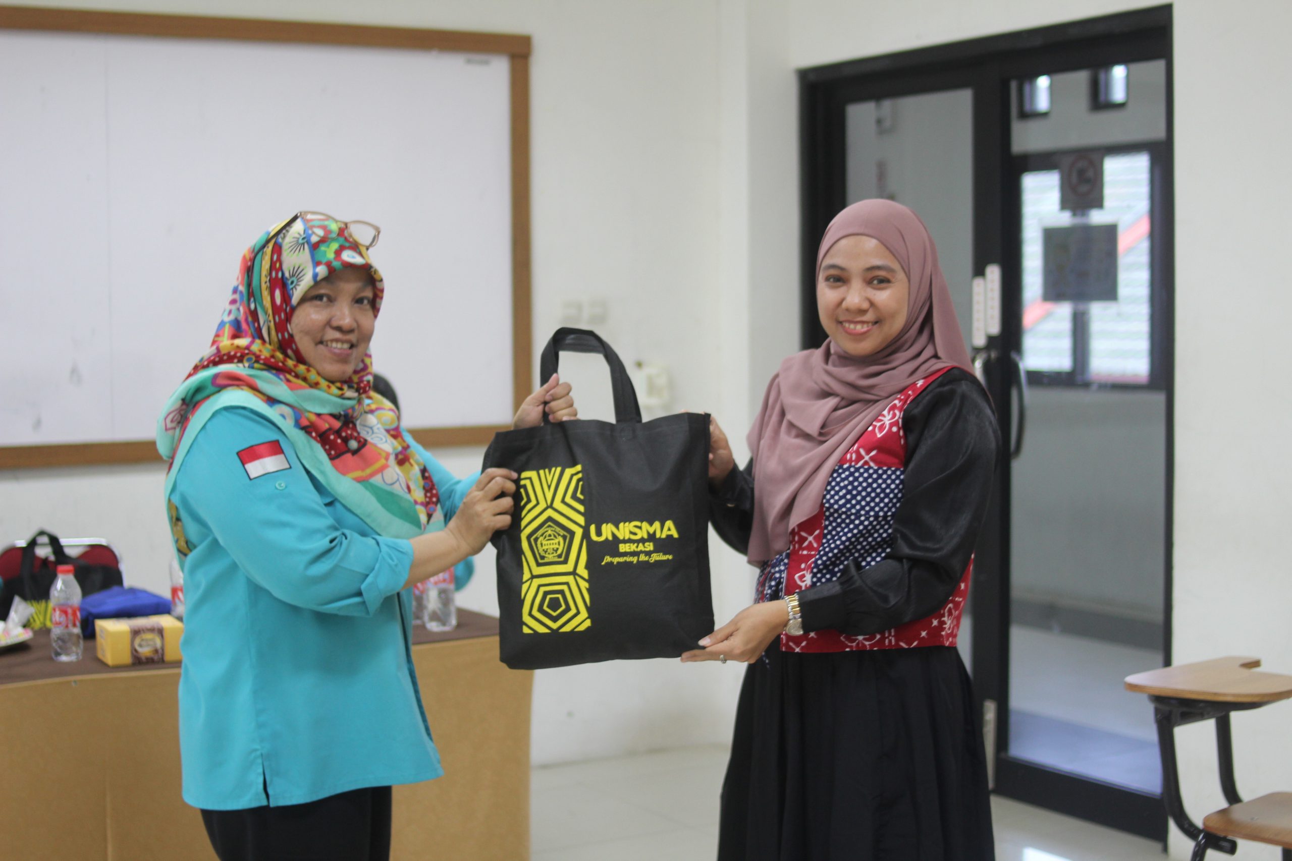 Sekolah-Lansia-BERSINAR-Kota-Bekasi-bersama-UPTD-Pengendalian-Penduduk-Kec.-Bekasi-Selatan-Gelar-Edukasi-Makanan-Bergizi-Kesehatan-Lansia-di-kampus-UNISMA-Bekasi-13-scaled