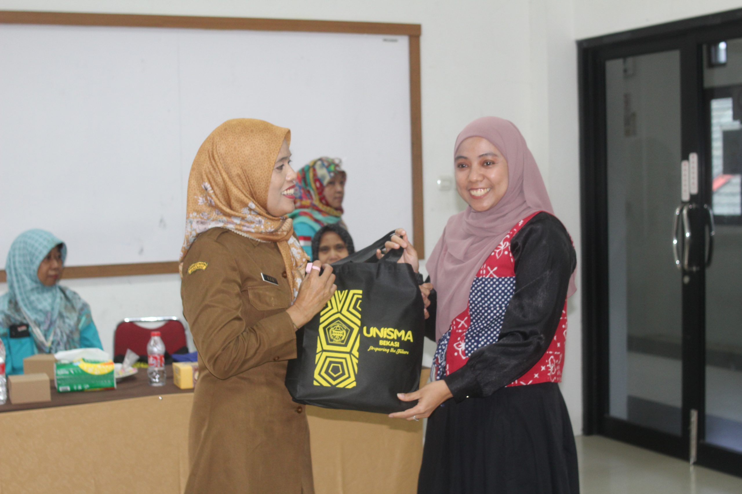 Sekolah-Lansia-BERSINAR-Kota-Bekasi-bersama-UPTD-Pengendalian-Penduduk-Kec.-Bekasi-Selatan-Gelar-Edukasi-Makanan-Bergizi-Kesehatan-Lansia-di-kampus-UNISMA-Bekasi-14-scaled