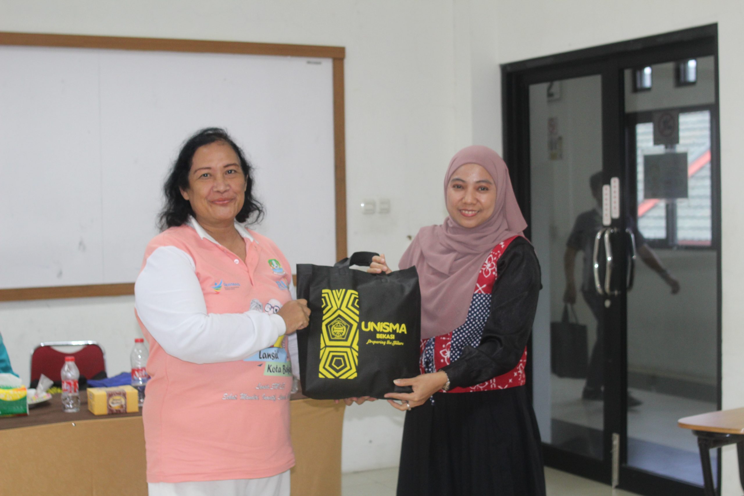 Sekolah-Lansia-BERSINAR-Kota-Bekasi-bersama-UPTD-Pengendalian-Penduduk-Kec.-Bekasi-Selatan-Gelar-Edukasi-Makanan-Bergizi-Kesehatan-Lansia-di-kampus-UNISMA-Bekasi-15-scaled