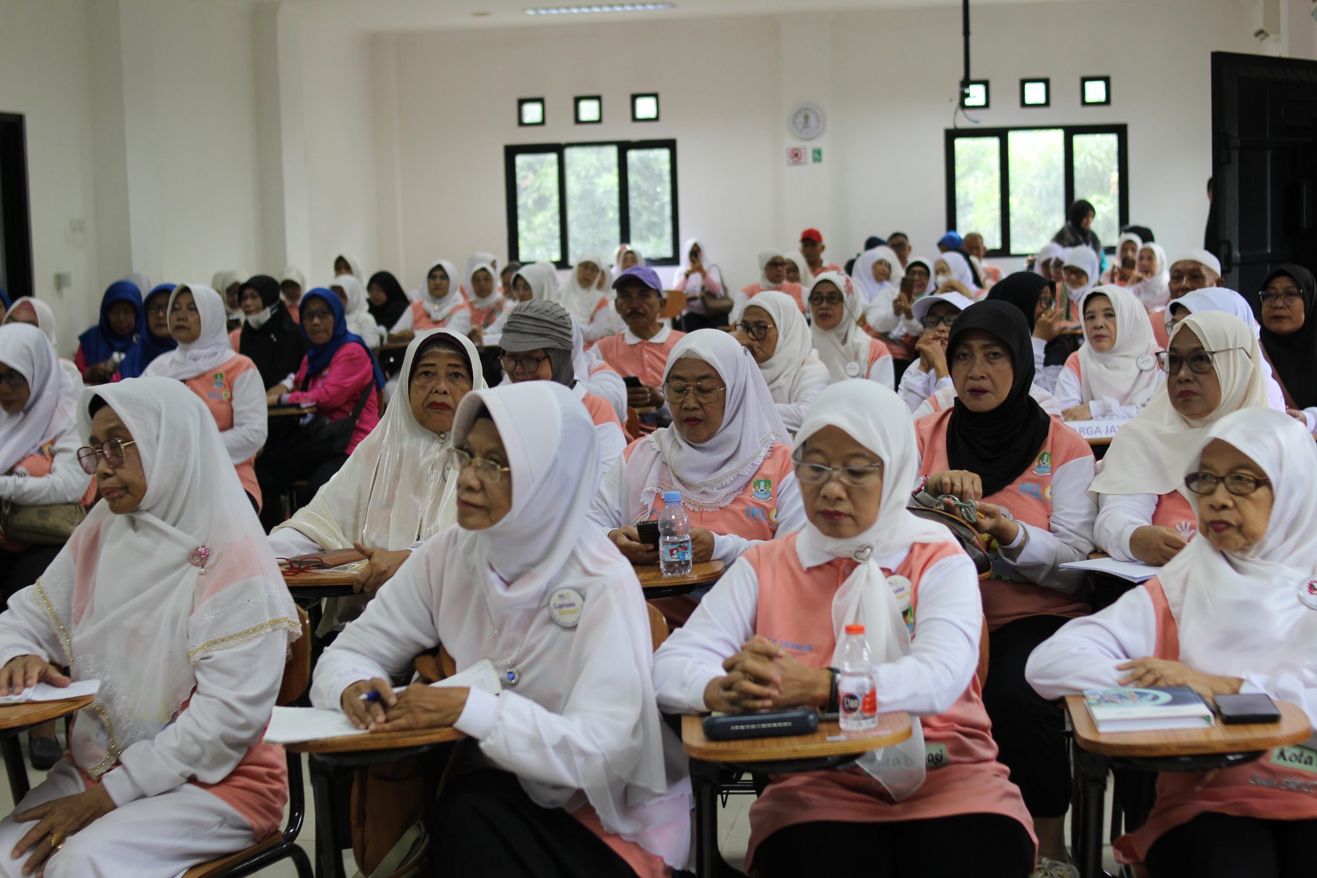 Sekolah-Lansia-BERSINAR-Kota-Bekasi-bersama-UPTD-Pengendalian-Penduduk-Kec.-Bekasi-Selatan-Gelar-Edukasi-Makanan-Bergizi-Kesehatan-Lansia-di-kampus-UNISMA-Bekasi-1n-scaled