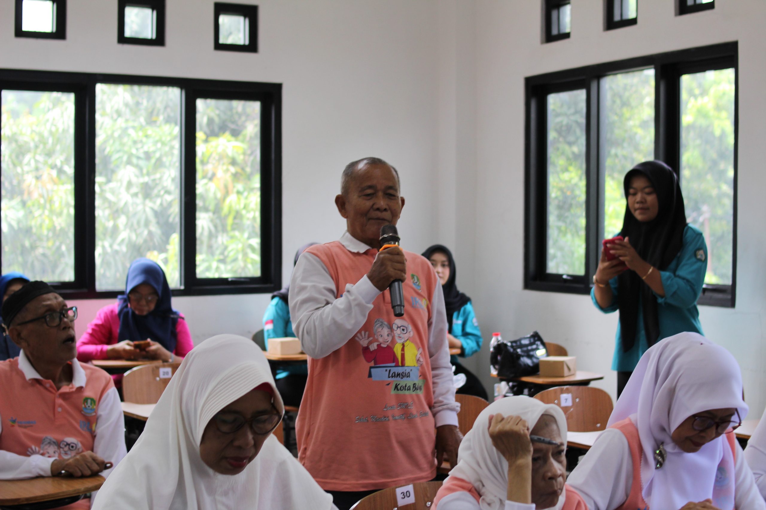 Sekolah-Lansia-BERSINAR-Kota-Bekasi-bersama-UPTD-Pengendalian-Penduduk-Kec.-Bekasi-Selatan-Gelar-Edukasi-Makanan-Bergizi-Kesehatan-Lansia-di-kampus-UNISMA-Bekasi-9-scaled
